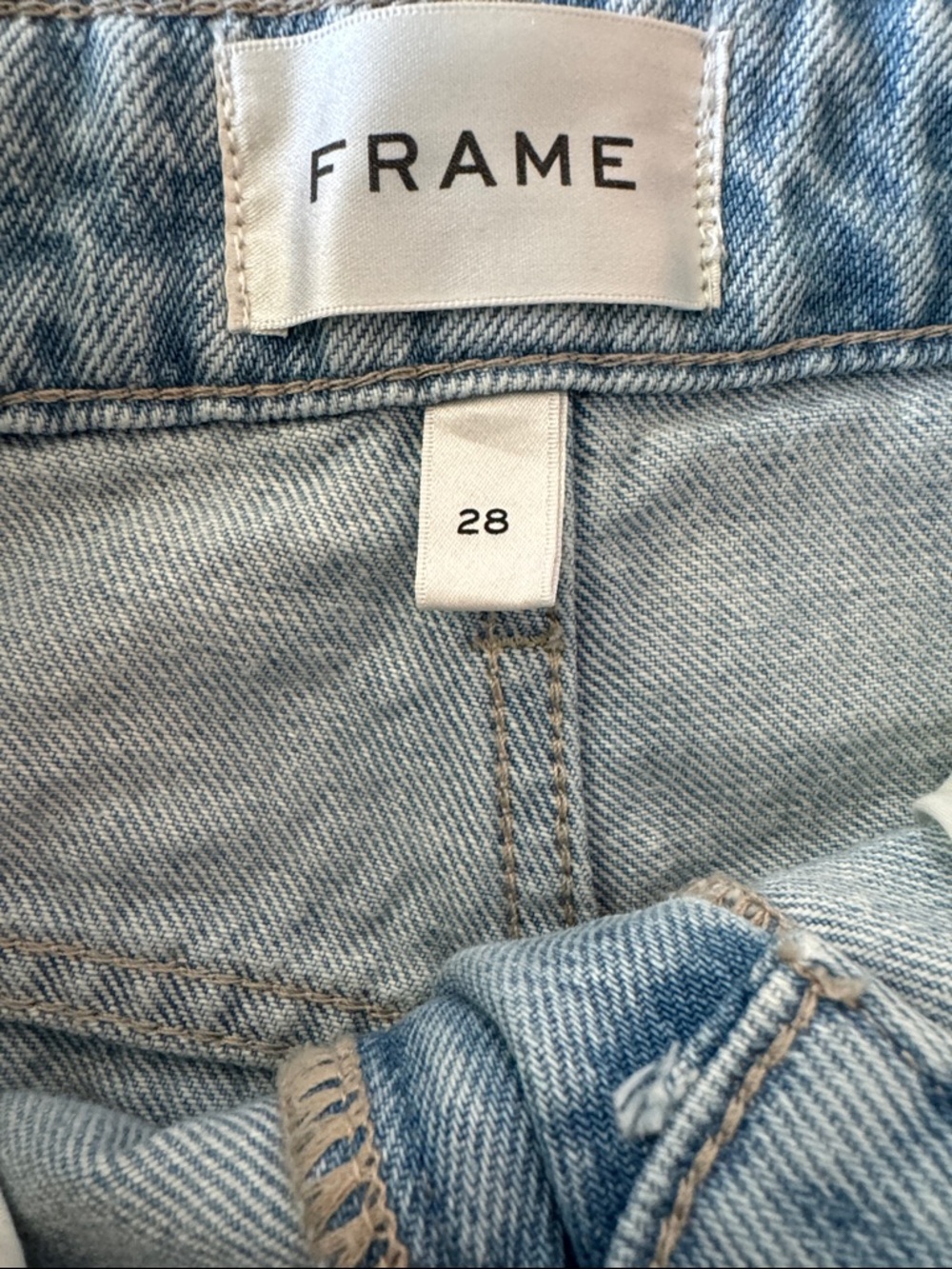 Frame Long Barrel Leg Jeans in Irwin Light Wash Size: 28 - Picture 4 of 6